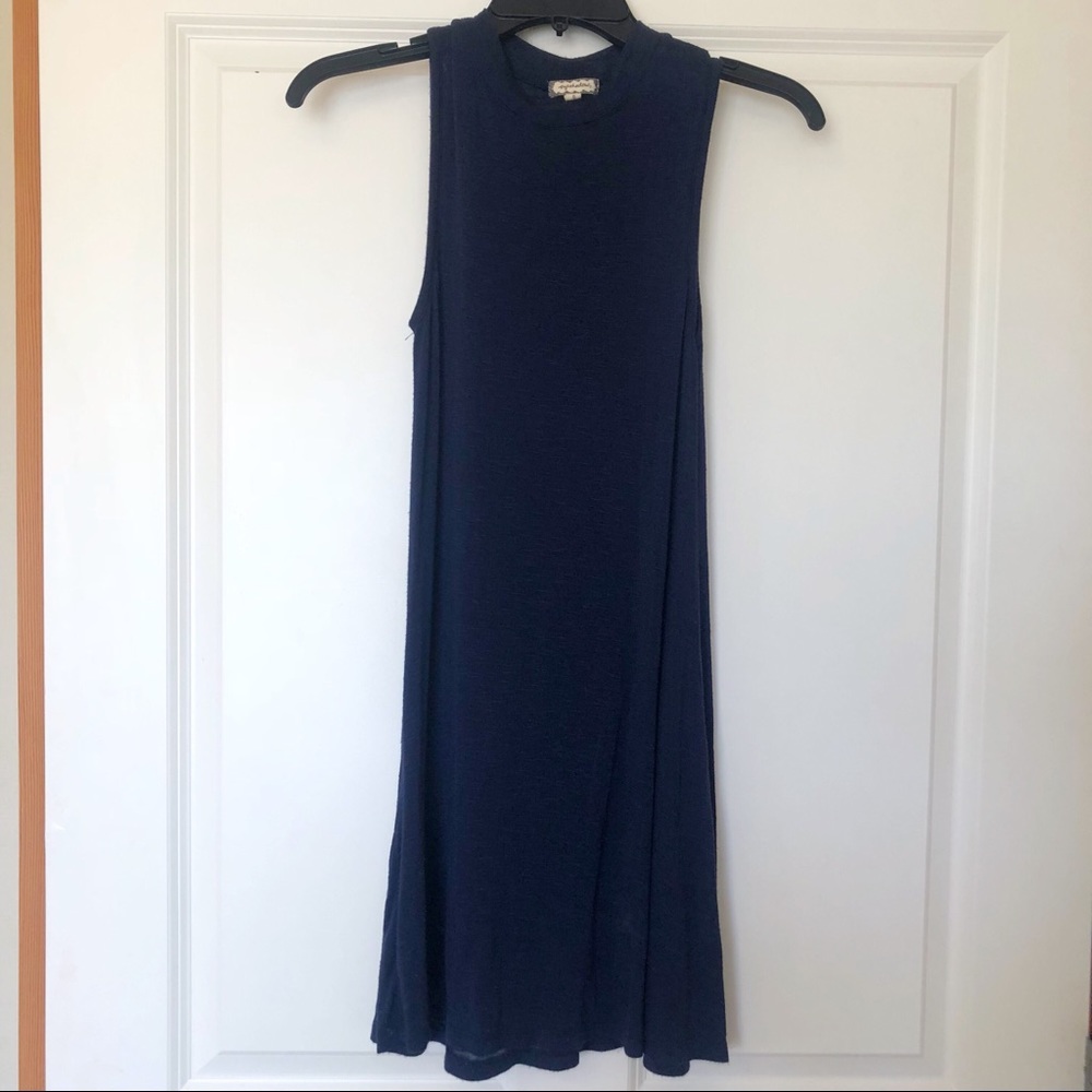 Sleeveless medium length blue dress